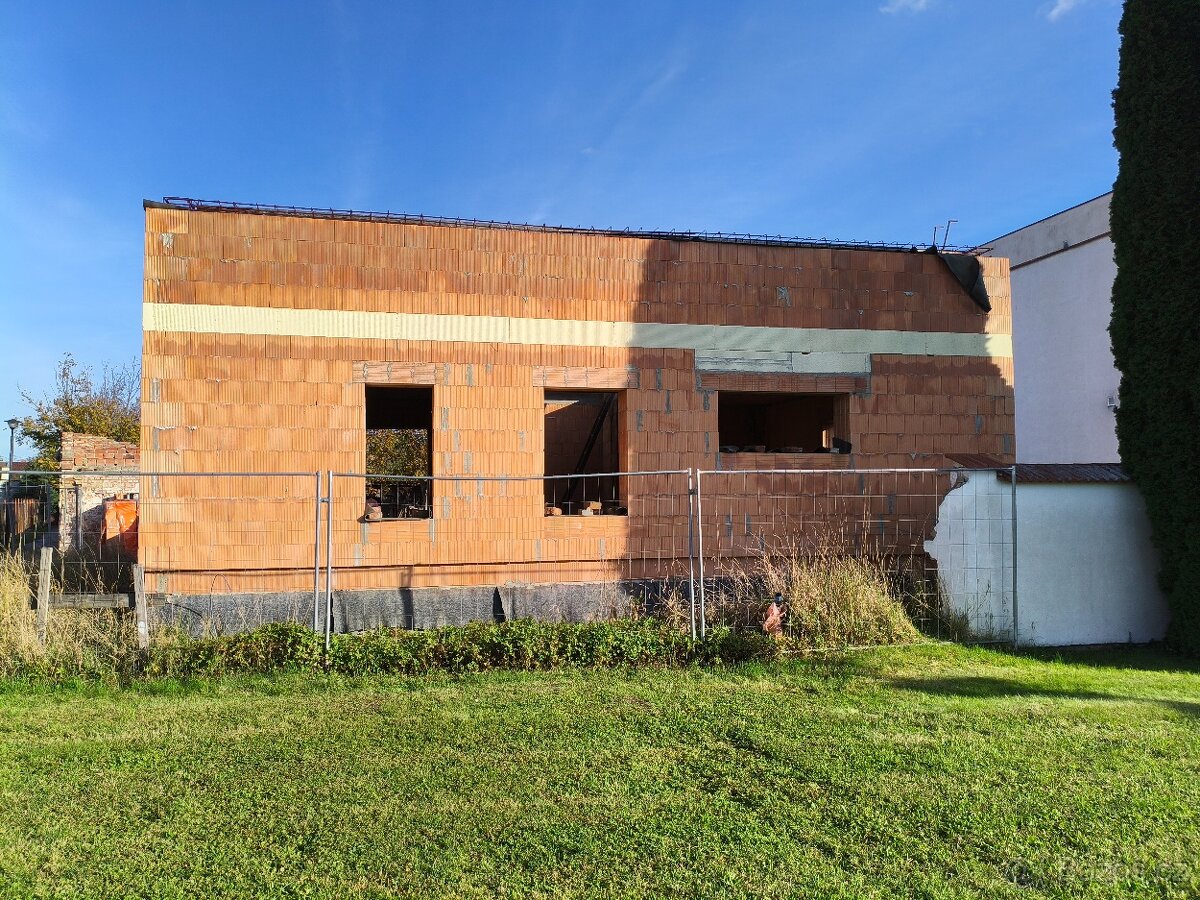 Stavební parcela s rozestavěnou stavbou RD v obci Troubky - 2