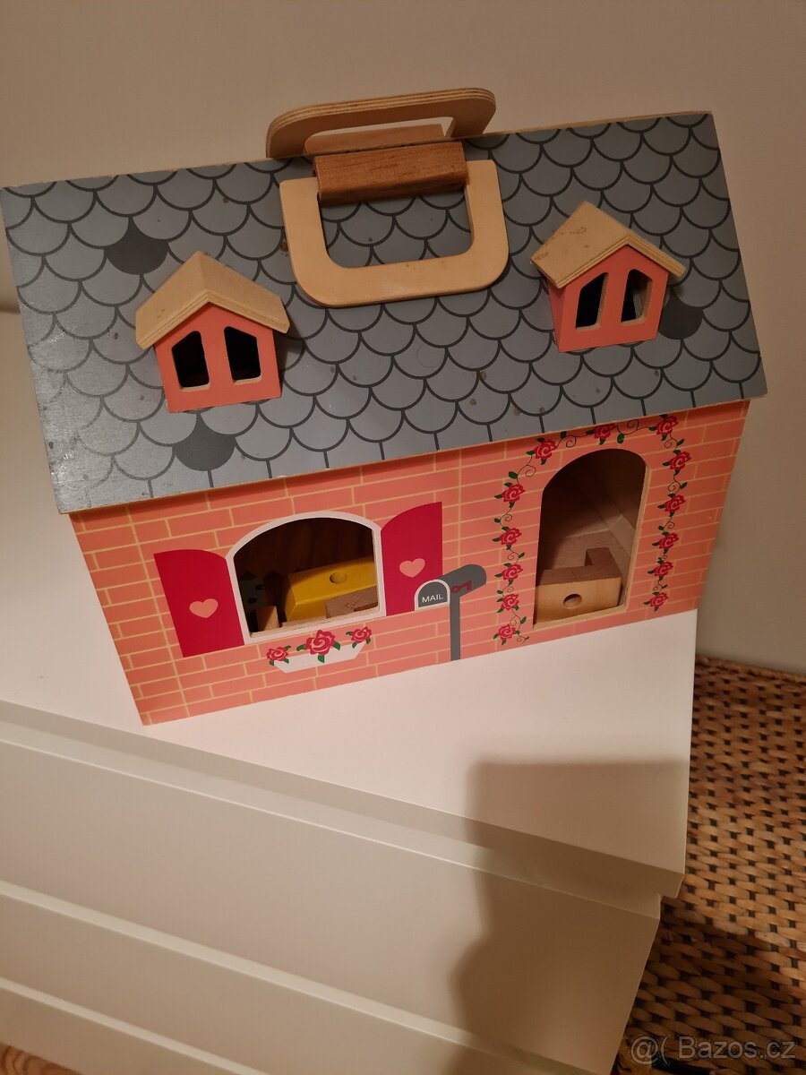 Dřevěný domeček, HRY, DVD, a přilby cyklo a lyžařská - 2