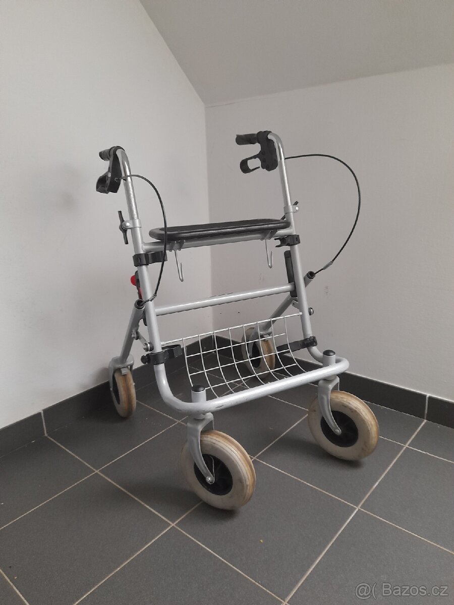 Invalidní chodítko - 2