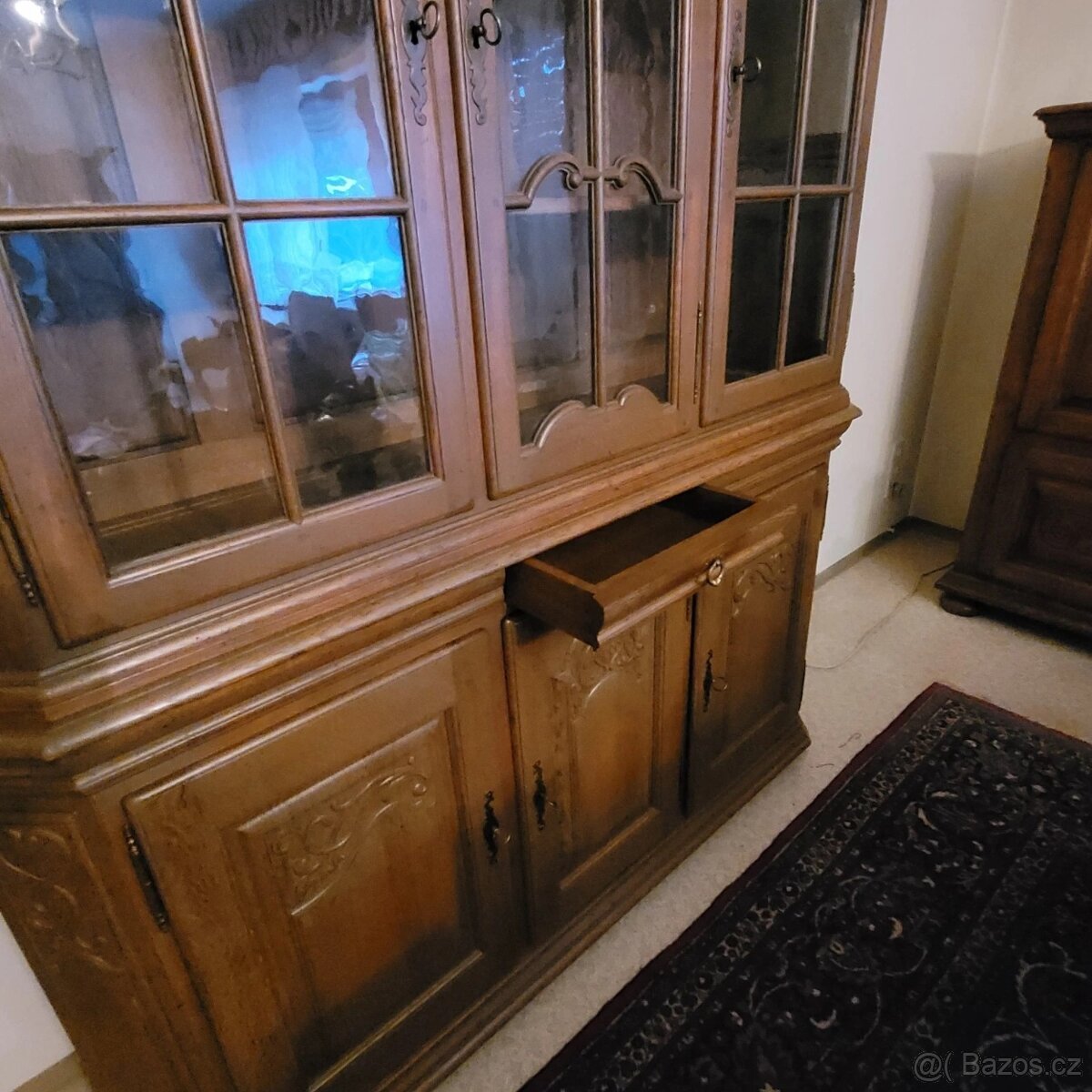 Masivní dubová vitrína - 2