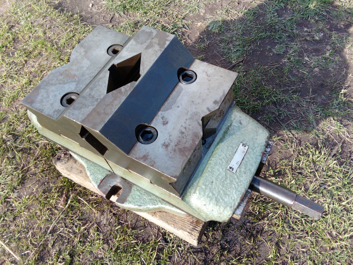 Strojní svěrák prizmatický - 2