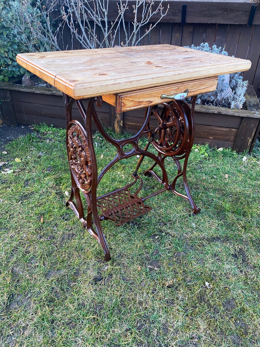 Stolek ze šicího stroje - 2