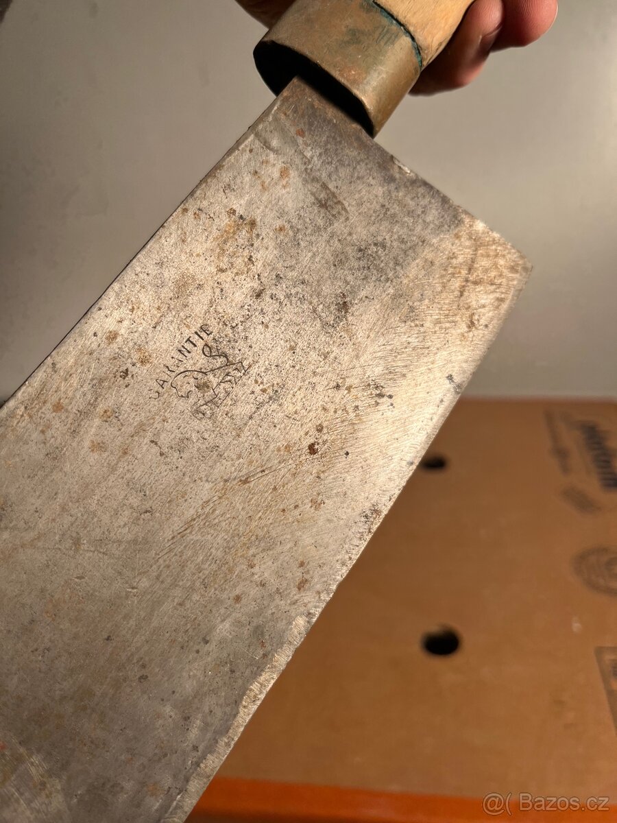 Starý / retro sekáček na maso s dřevěnou rukojetí - 2
