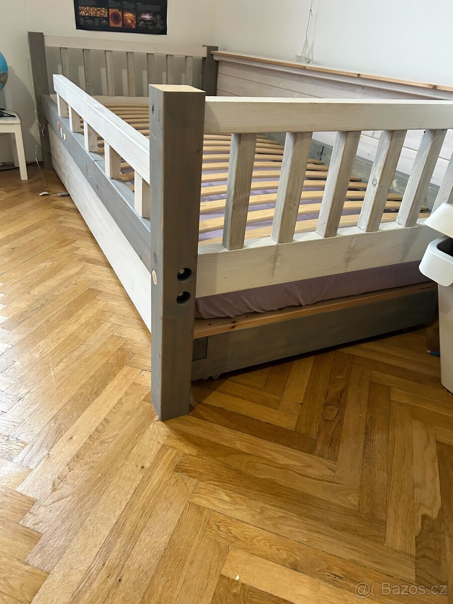 Dřevěná postel - 2