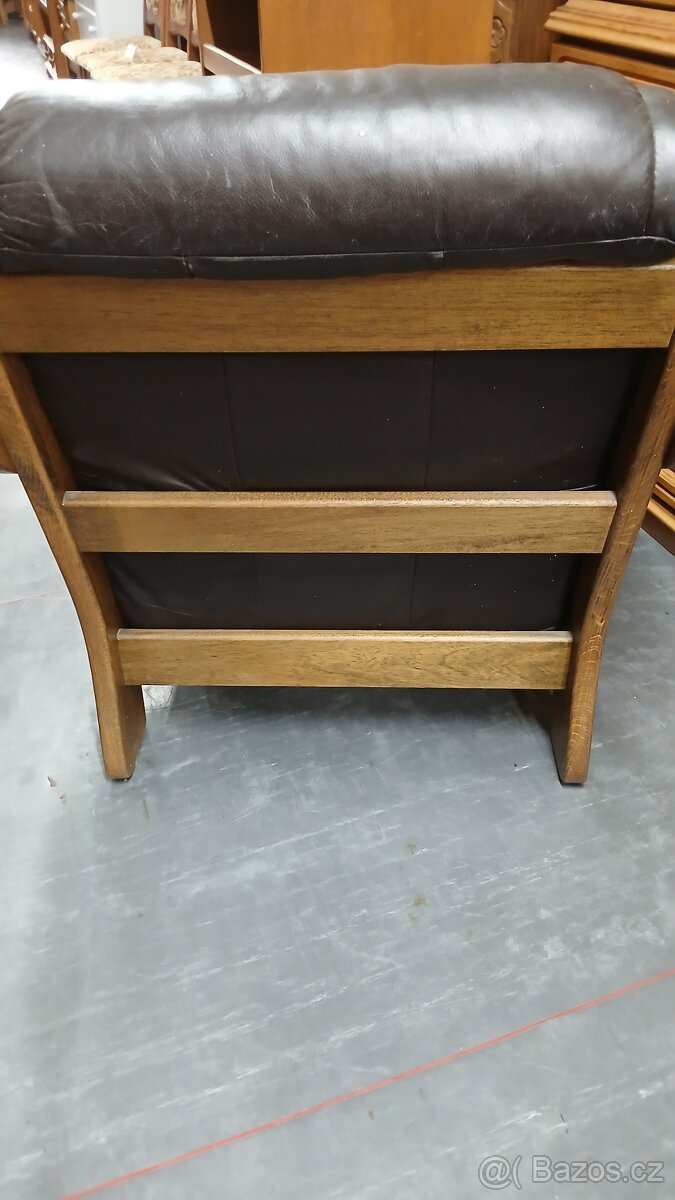 Kožené křeslo s masivním dřevem - 2