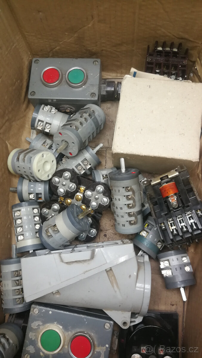 Diody, triaky, spínače, ampérmetry, ledky, odpory. - 2