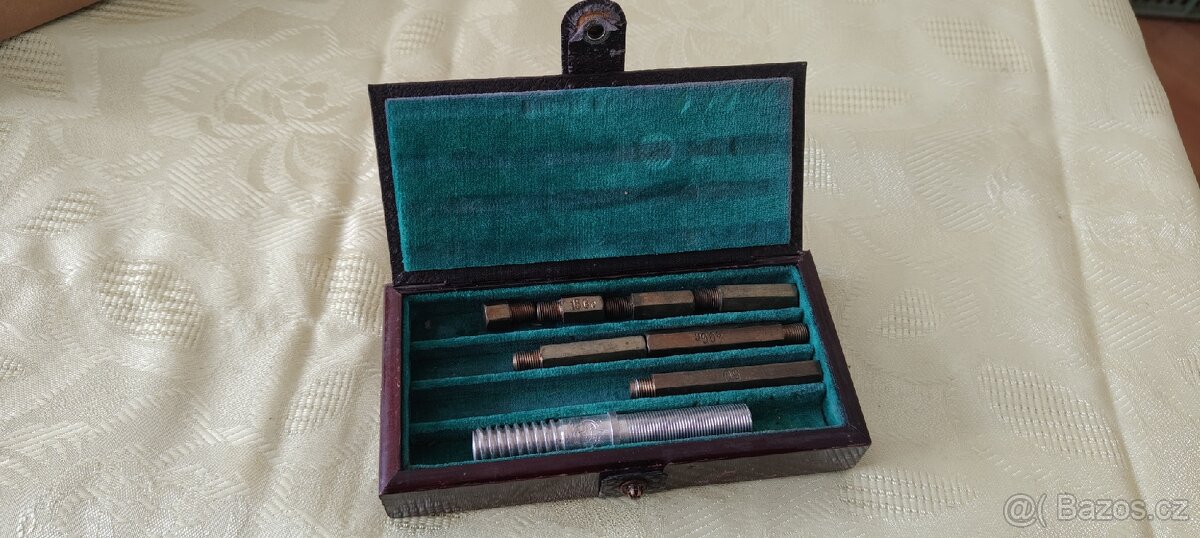 Etuje starožitná - 2