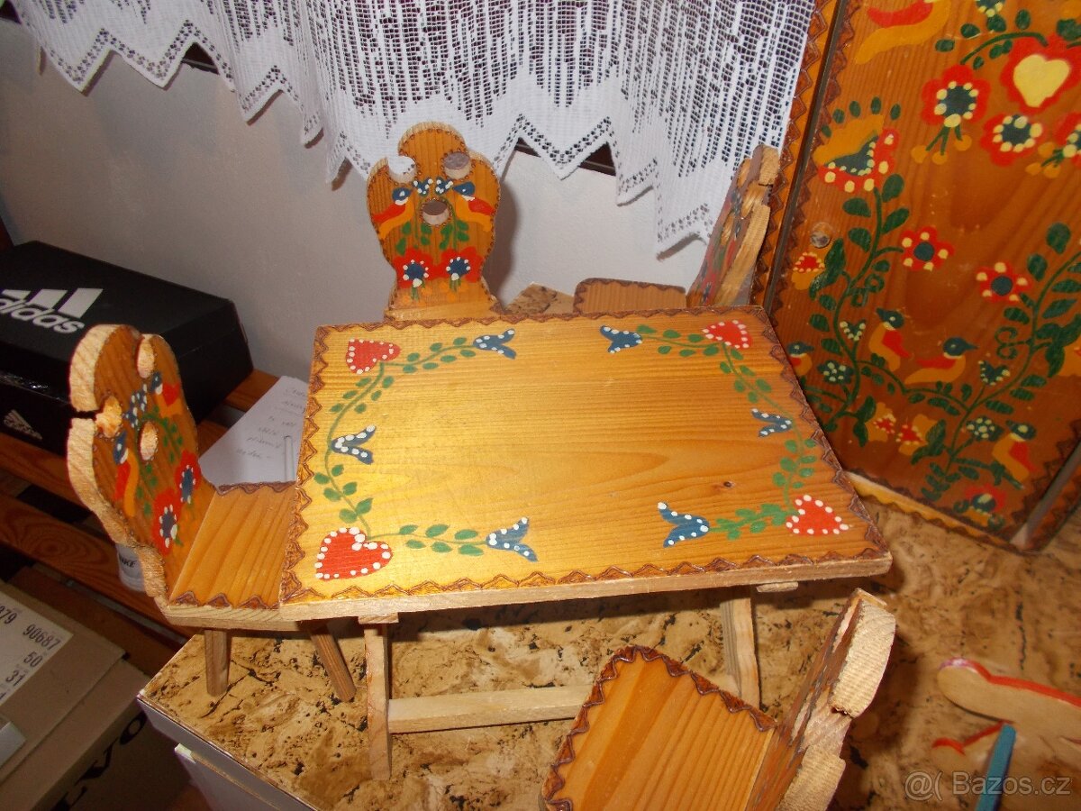 Dřevěný ručně malovaný nábytek pro panenky – krásná lidová p - 2