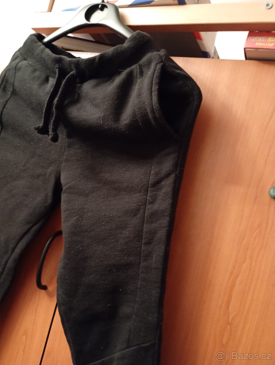 Černé tepláky s kapsama 134/140 Y.F.K. - 2