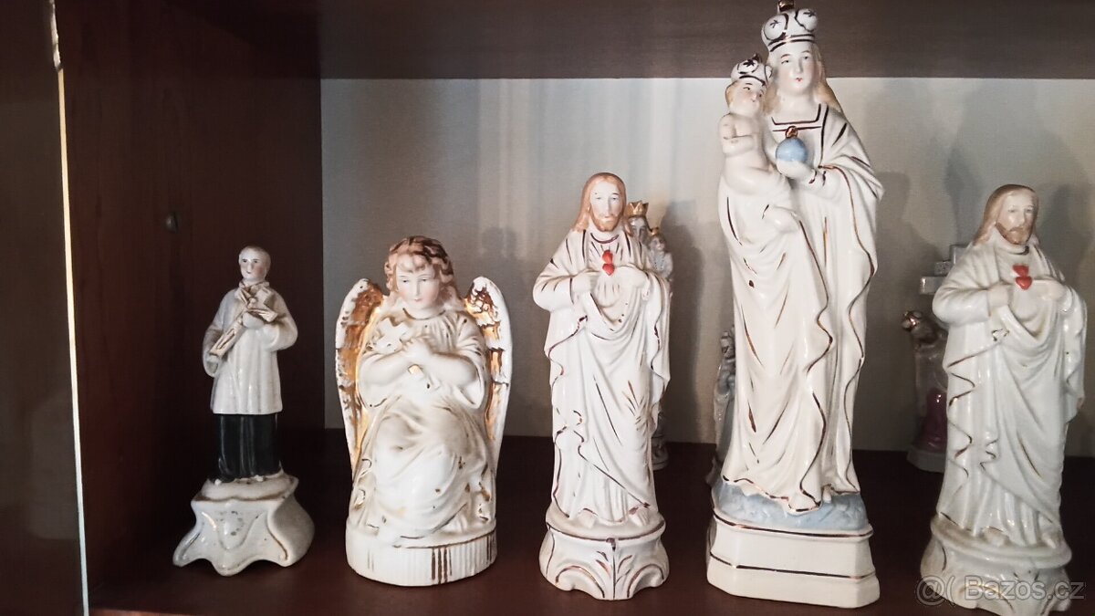 Porcelánové figury,rakev ,a jiné . - 2