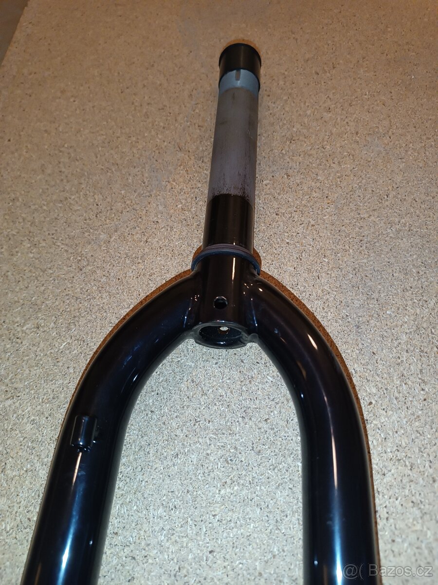 Vidlice pevná černá 26" - 2