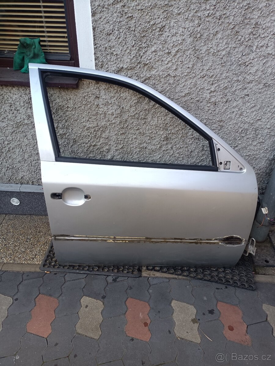 Pravé přední dveře jedníčková Octavia - 2