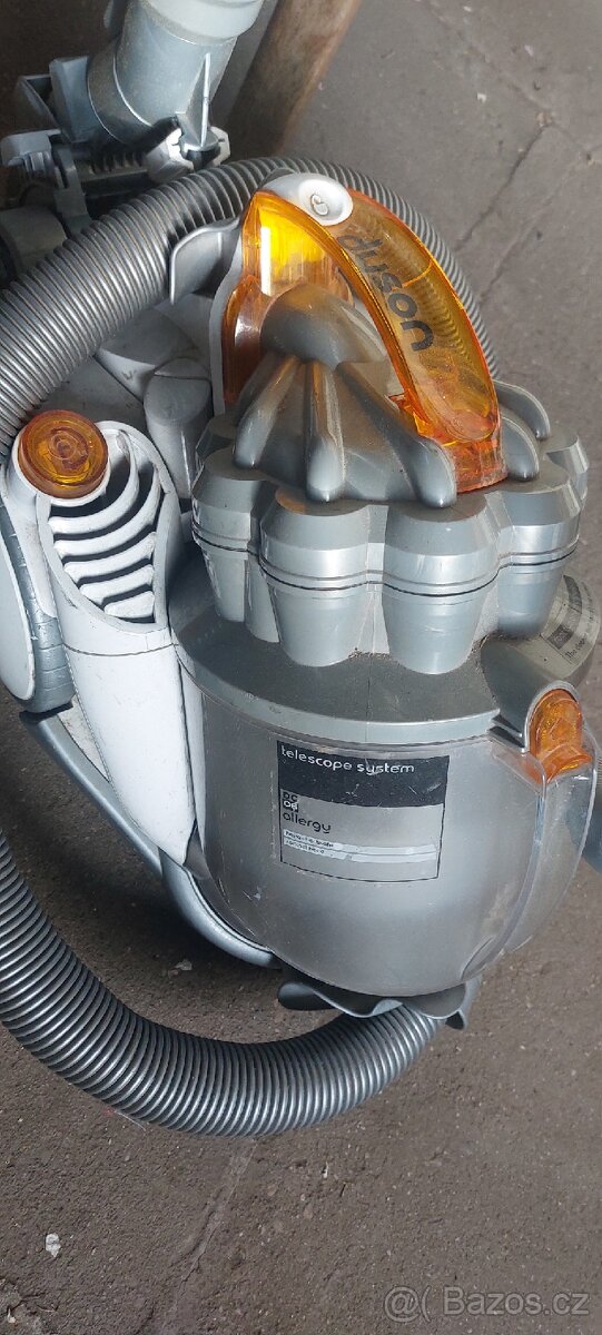 Dyson DC08 vysavač - 2