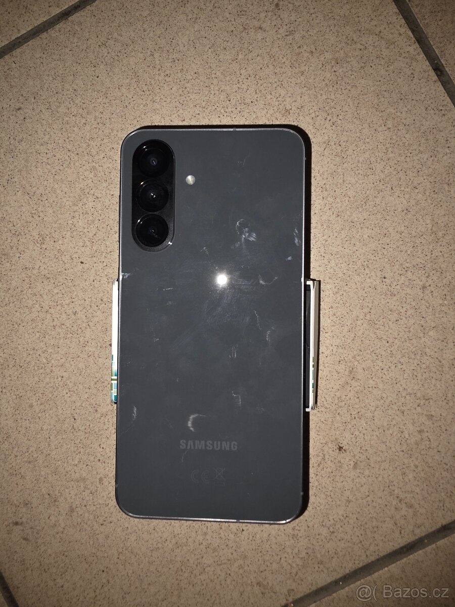 Samsung A56 5G 256 v zaruce, bez jedinneho skrabance - 2