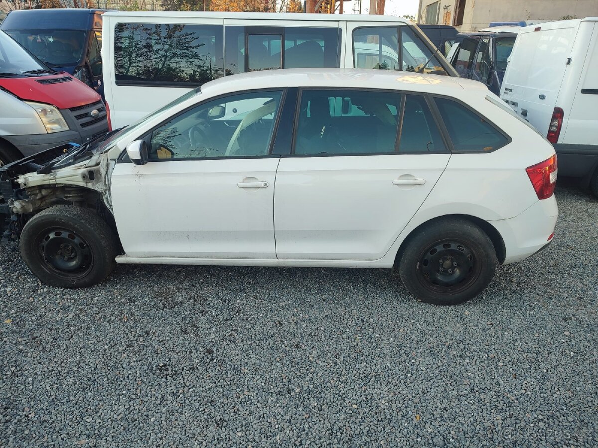Škoda Rapid 1.6 tdi hatchback bílá barva - 2