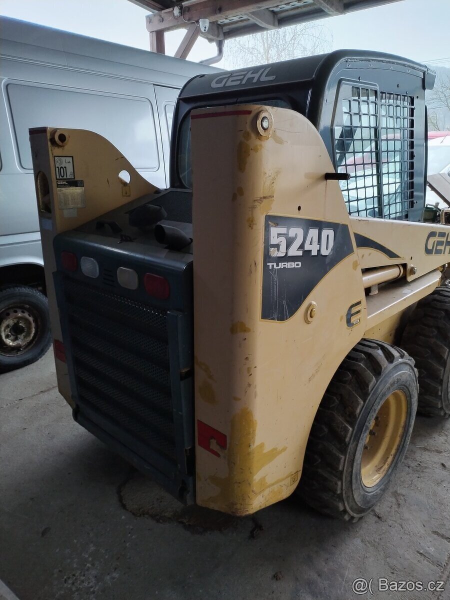 Smykový nakladač GEHL - 2