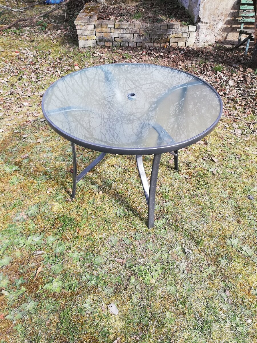 Prodám zahradní stůl.. - 2