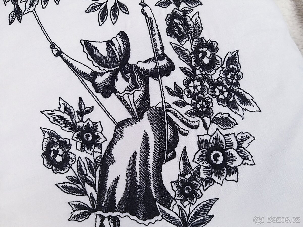 VIKTORIANSKÁ PANENKA NA HOUPAČCE - VYŠÍVANÝ POLŠTÁŘEK - 2