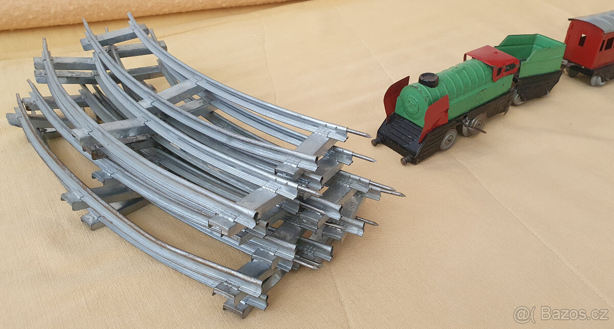 Plechový vlak IGRA s kolejemi 60 let starý - 2