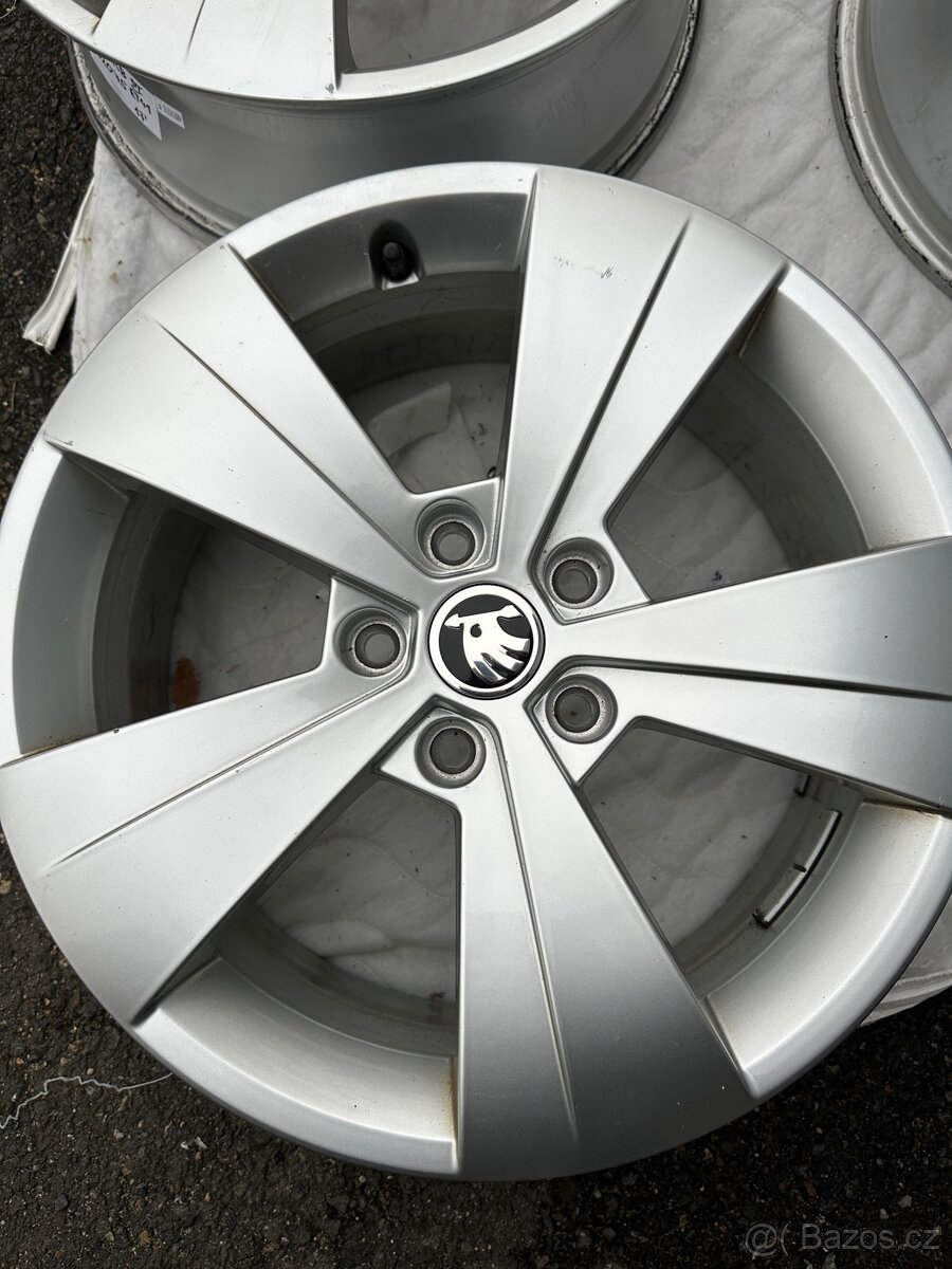 Kola Škoda Superb Triton R17 - 2