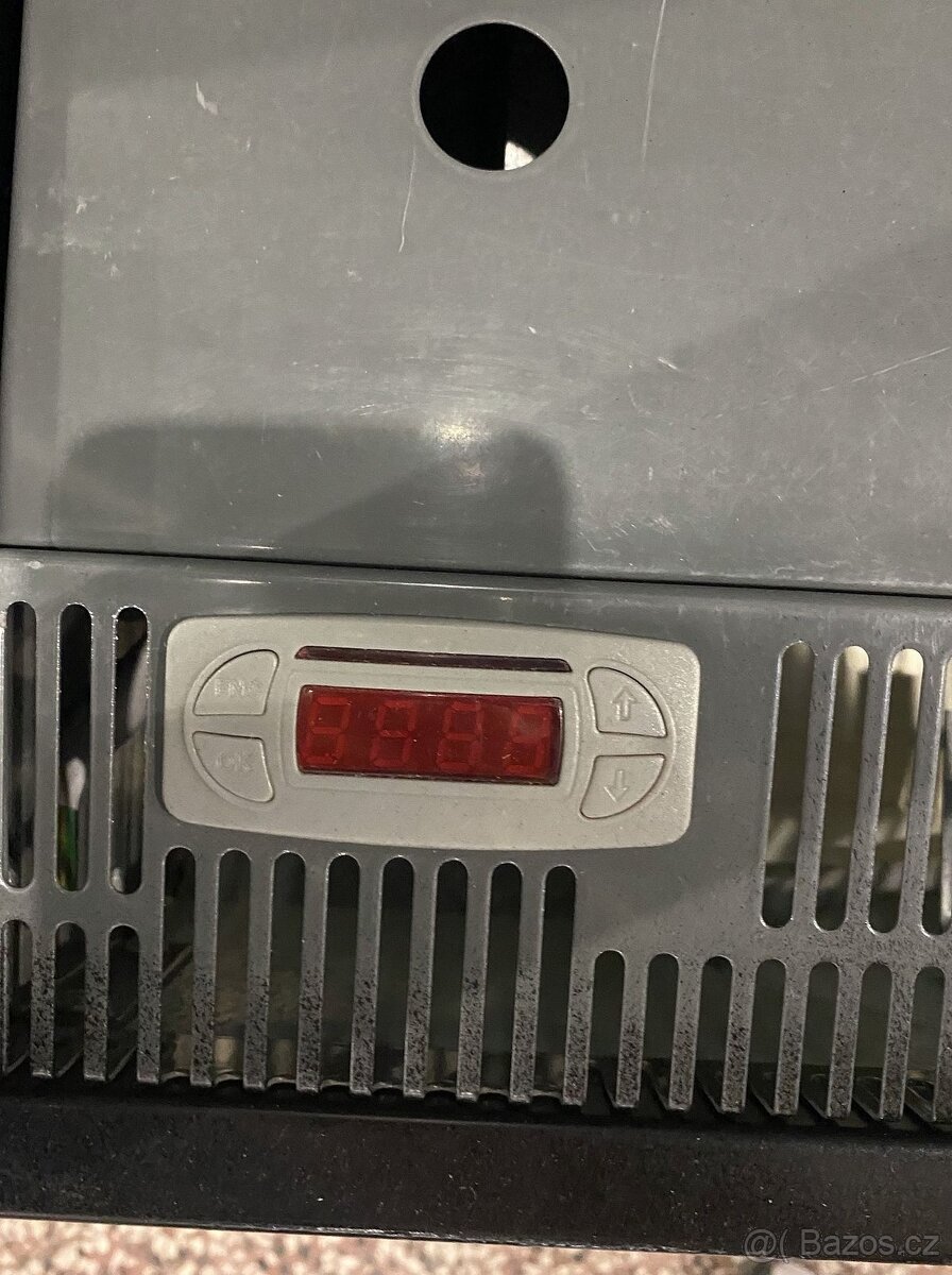 Chladicí vitrína přístěnná černá 71х64х134cm - 2