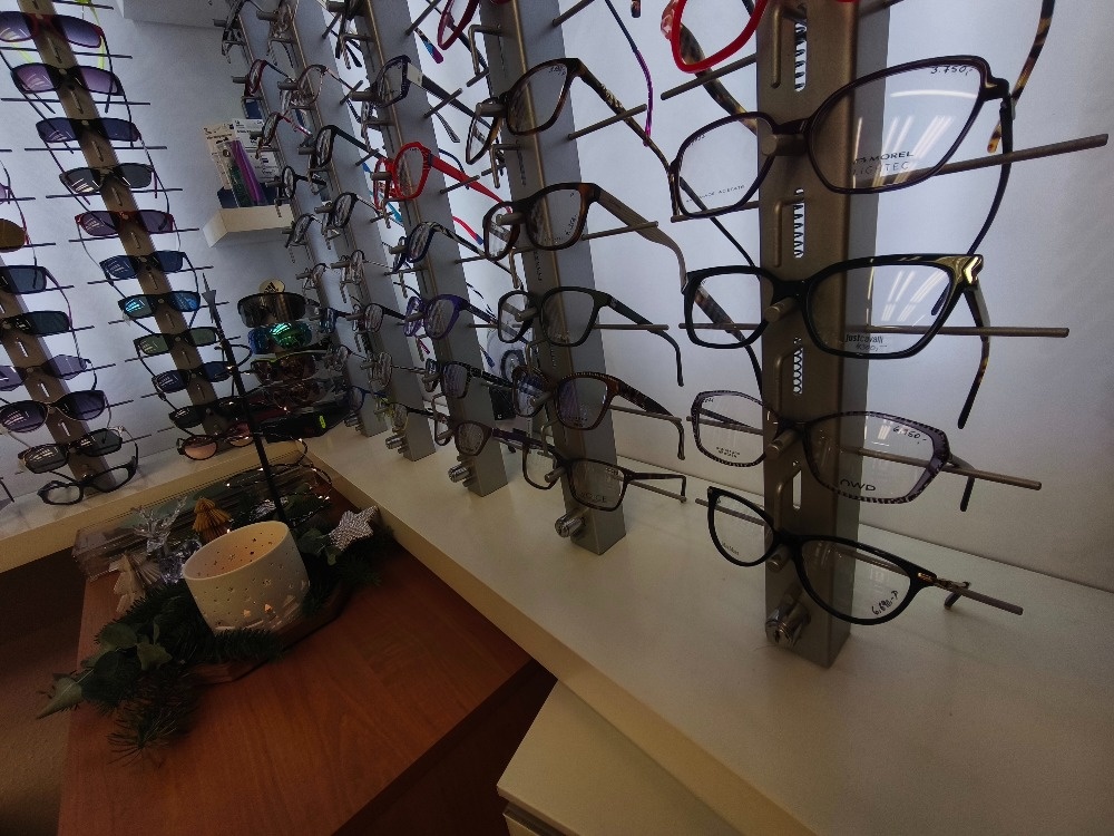 Bílý rohový stojan na obruby. - 2