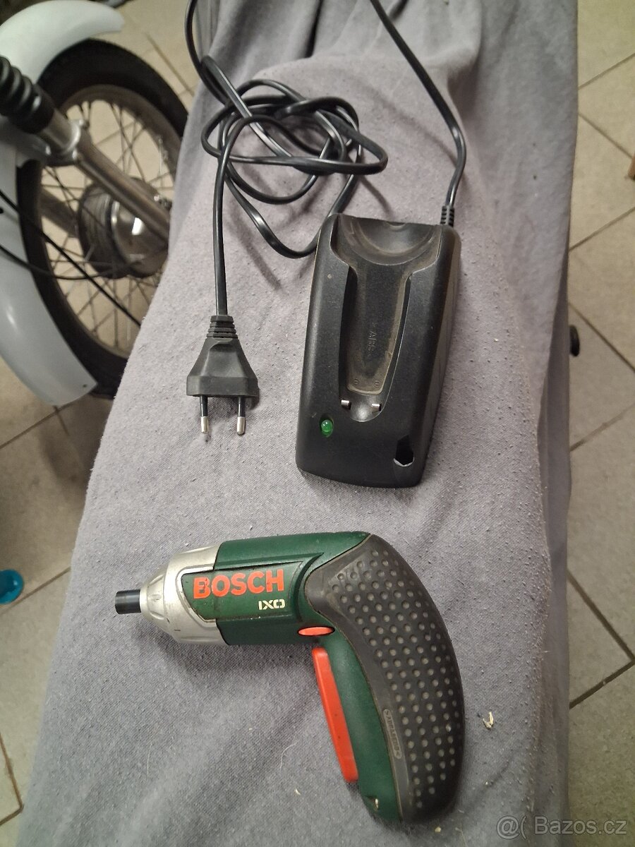 Aku šroubovak Bosch,nabijecka 500kc - 2