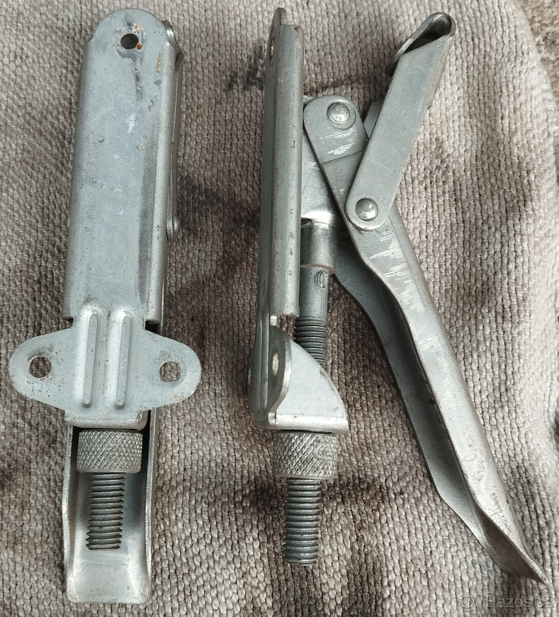 rychlouzávěry před.kapoty Š120S/130RS - 2