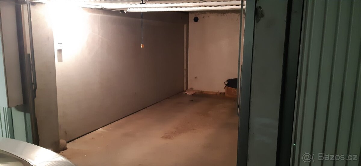 Pronajmu garáž 16 m2 v Krčínově ulici v ČB - 2