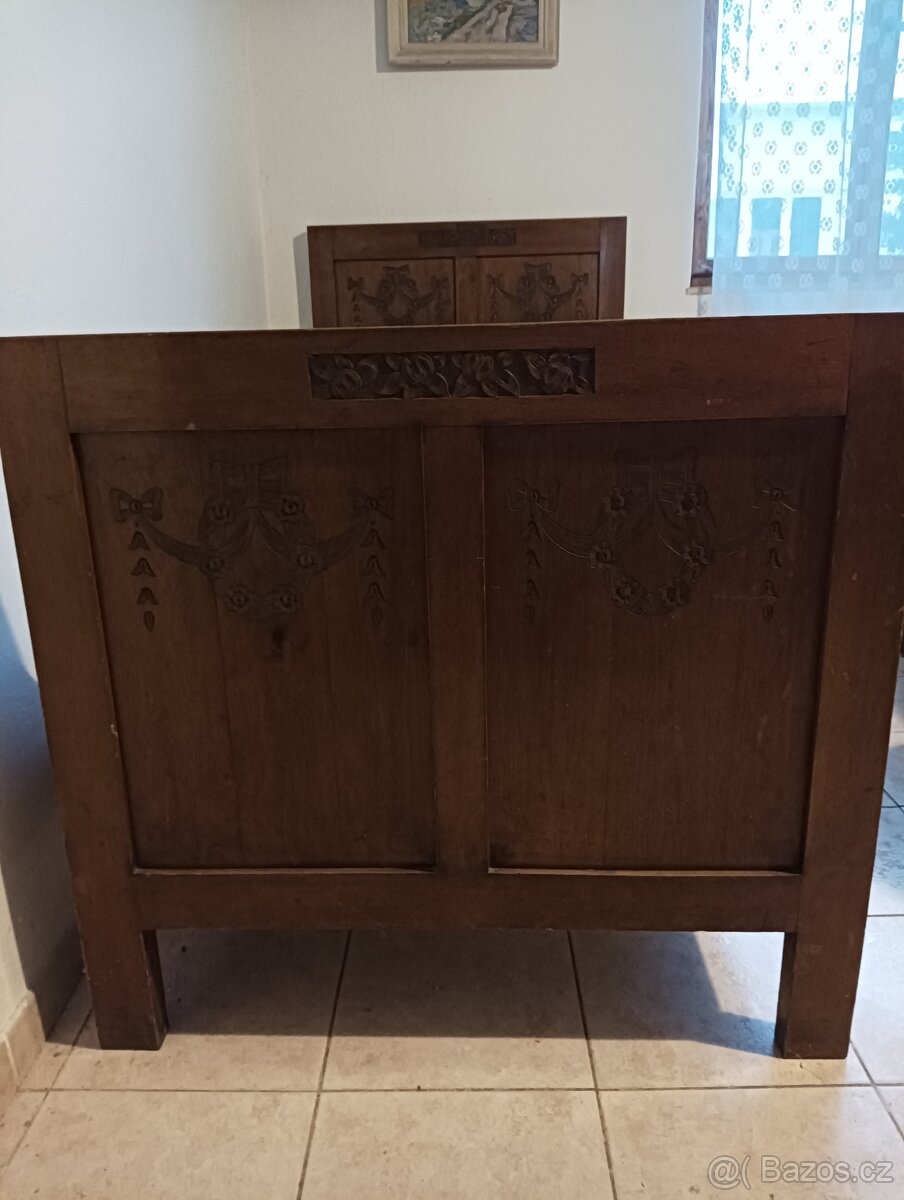 Starožitné postele + 2 noční stolky,příborník - 2