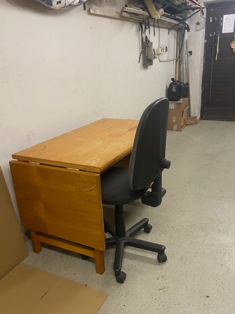 RRODÁM PASCÍ STŮL A ŽIDLI - 2