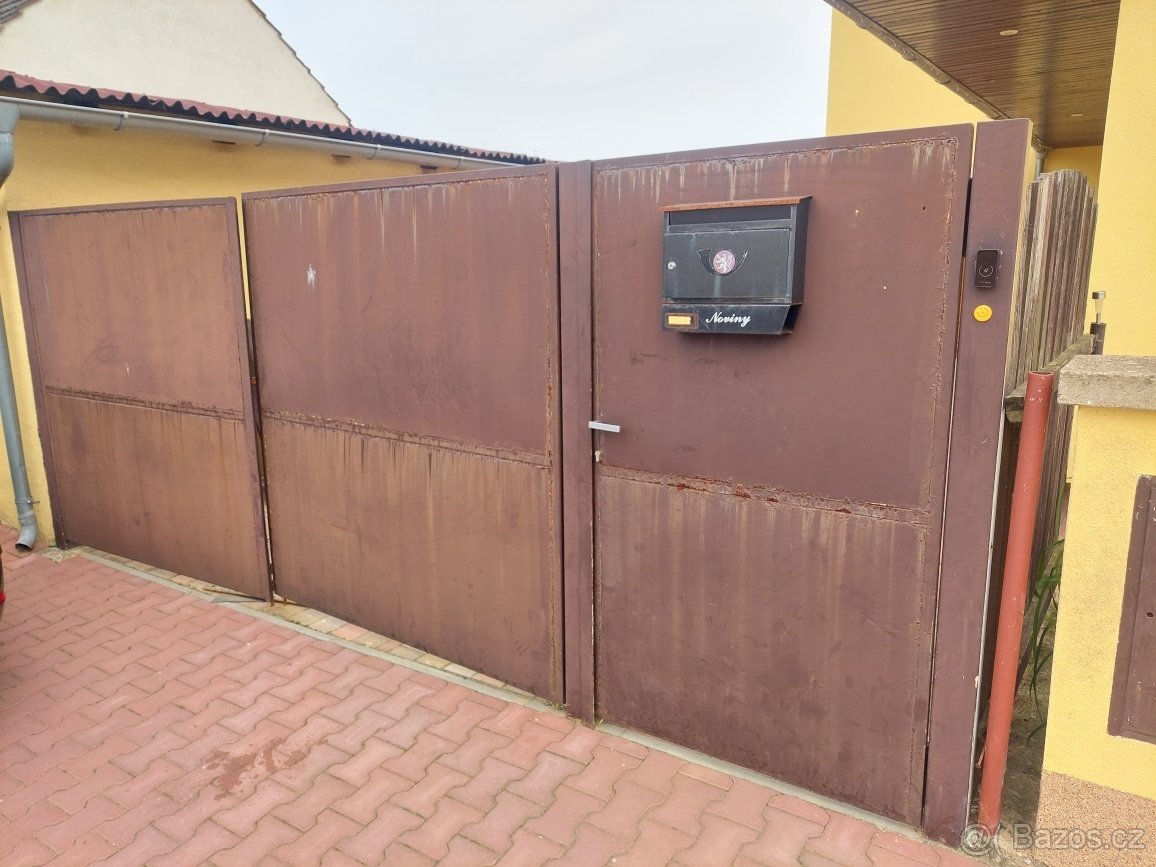 Plechová vrata s vrátky - 2