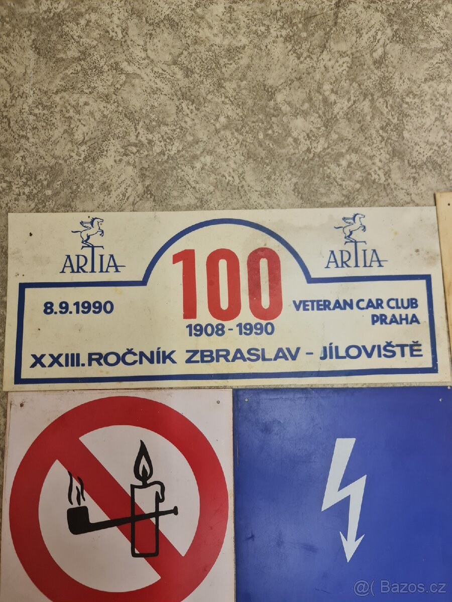 Cedule plastové a jedna smaltovaná - 2