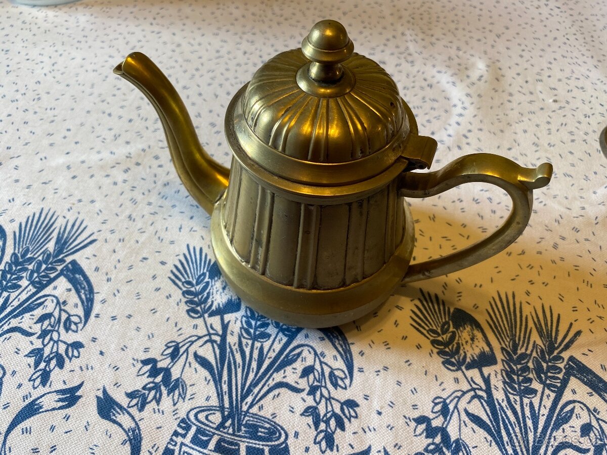 Mosazné svícny a konvice - 2