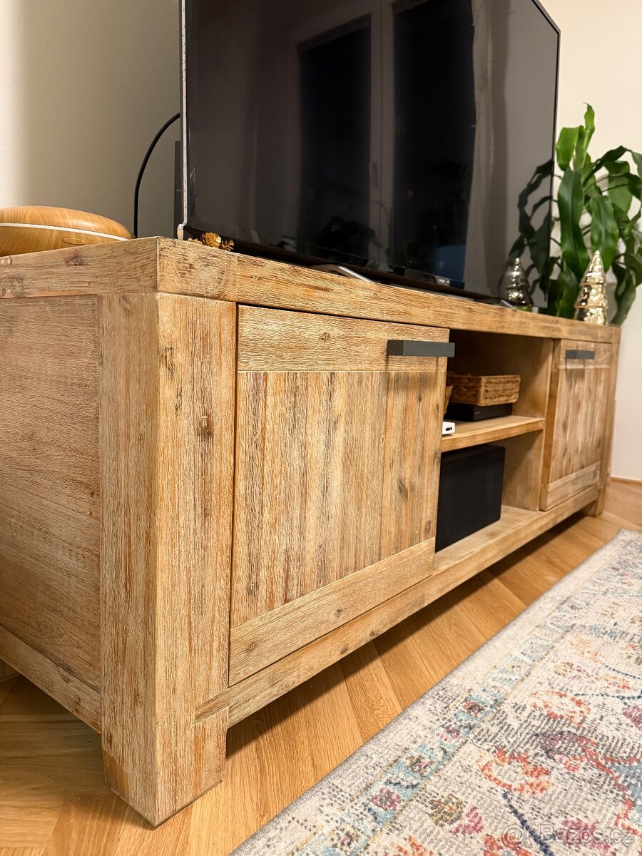 Dřevěný TV stolek - 2