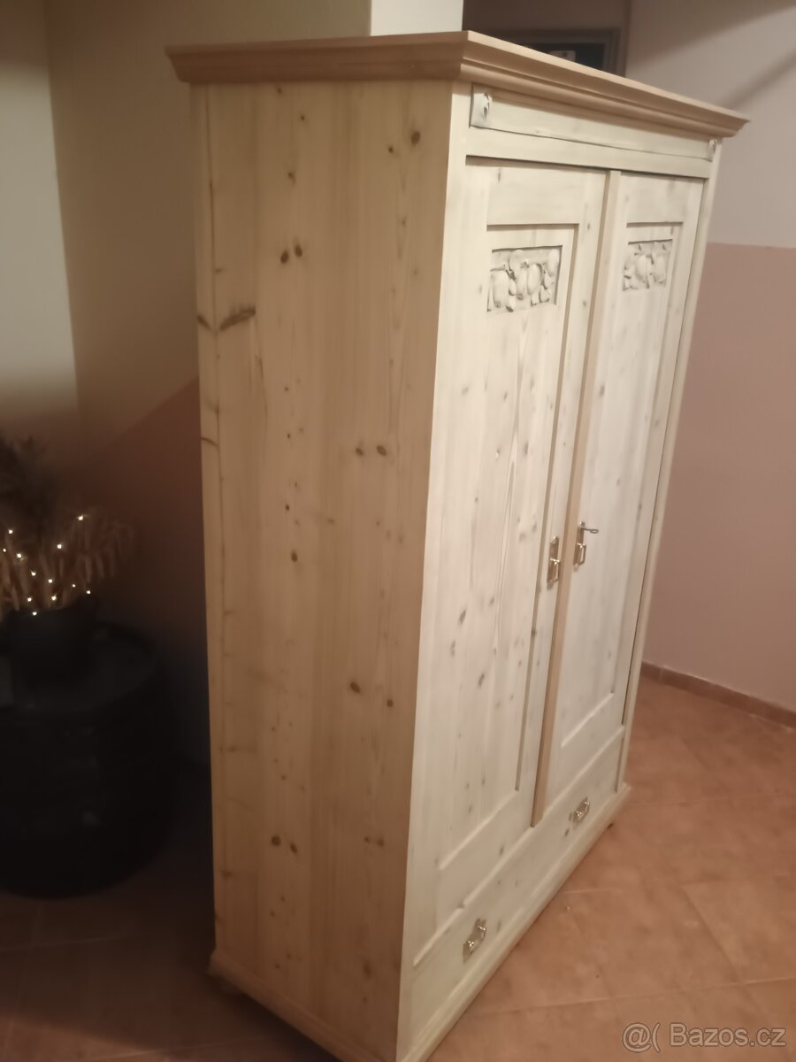 stará šatní policová skříň - 2
