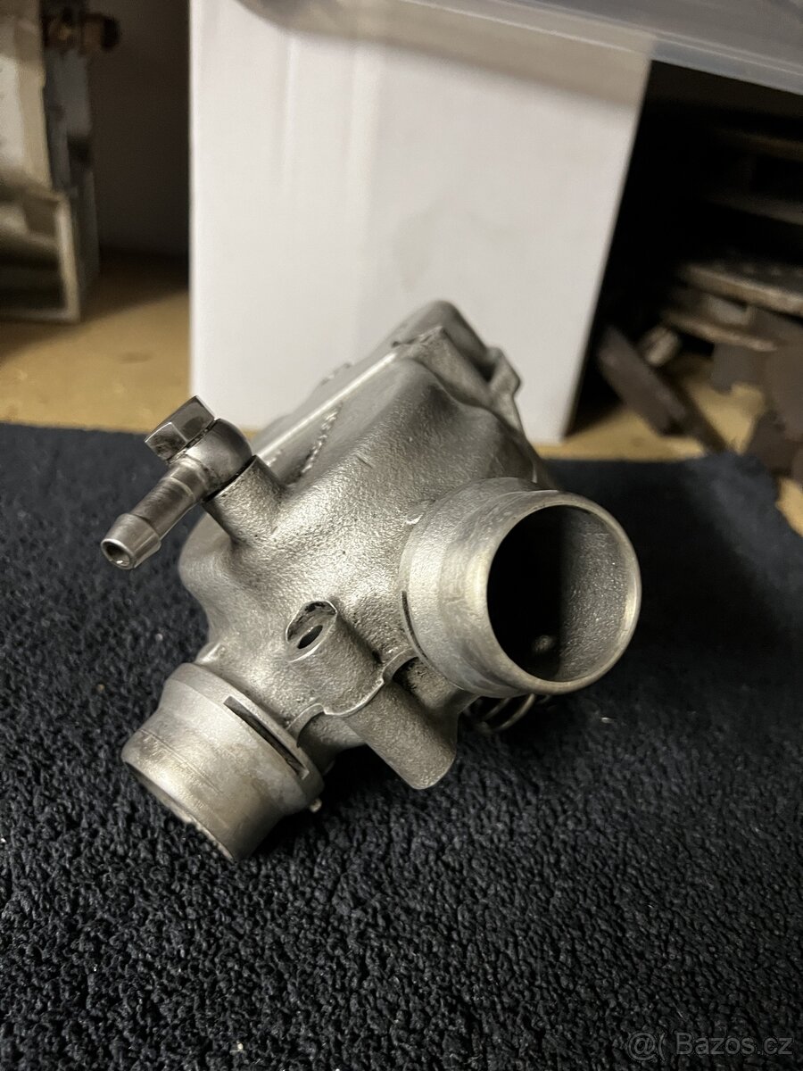 Tělo termostatu S85B50 V10 M5 M6 11537834271 - 2