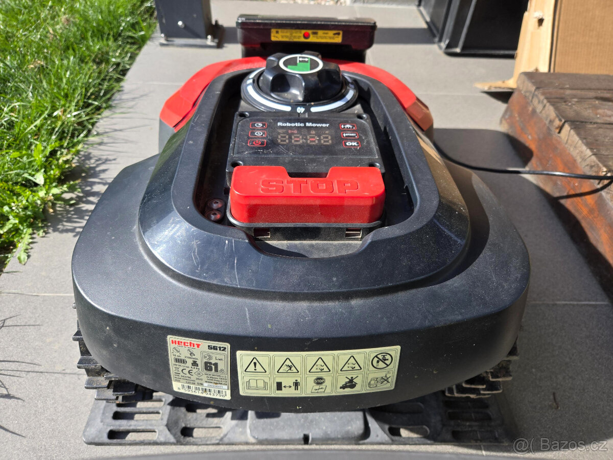Akumulátorová robotická sekačka HECHT 5612 + stříška + nože - 2