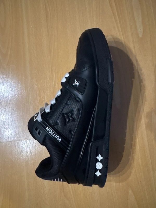 Boty Louis Vuitton trainer embossed monogram black - 2