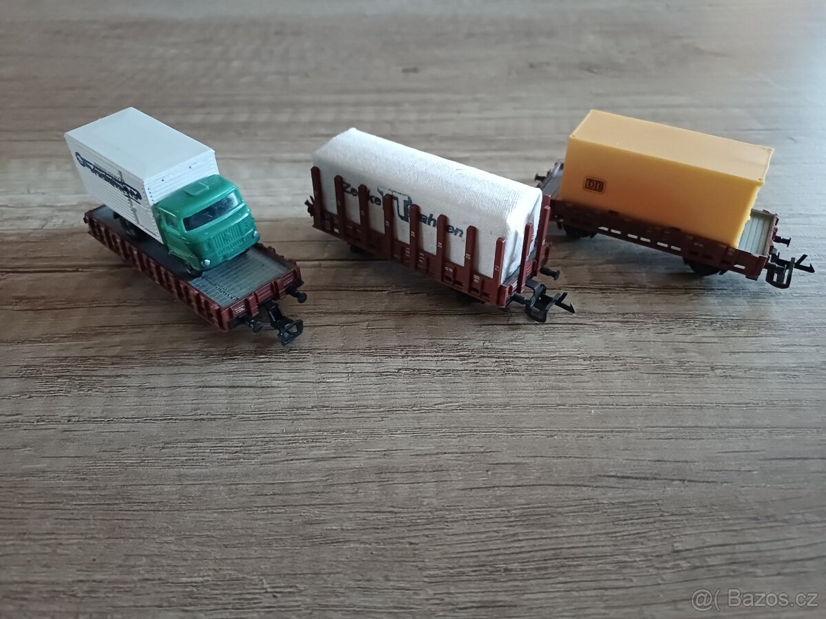 Nízkostěnné vagony s nákladem. TT - 2