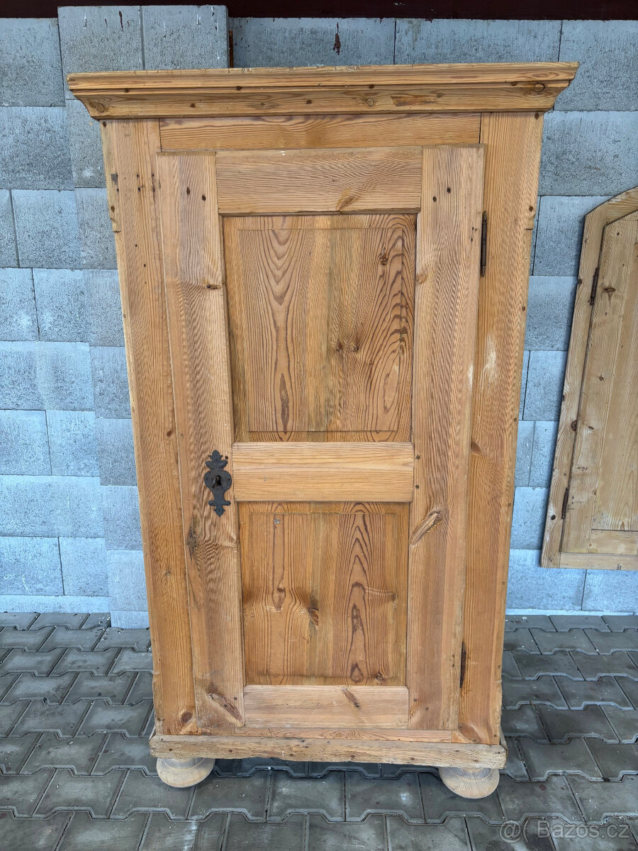 Špajska jednodveřová (selský nábytek). - 2