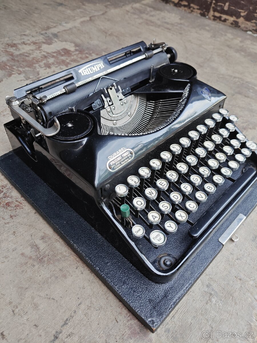 Starý psací stroj triumph - 2