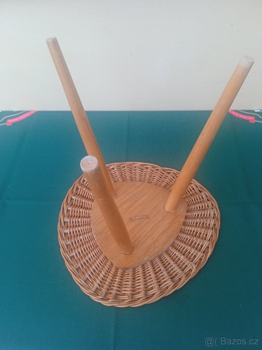 Retro proutěná stolička-trojnožka - 2