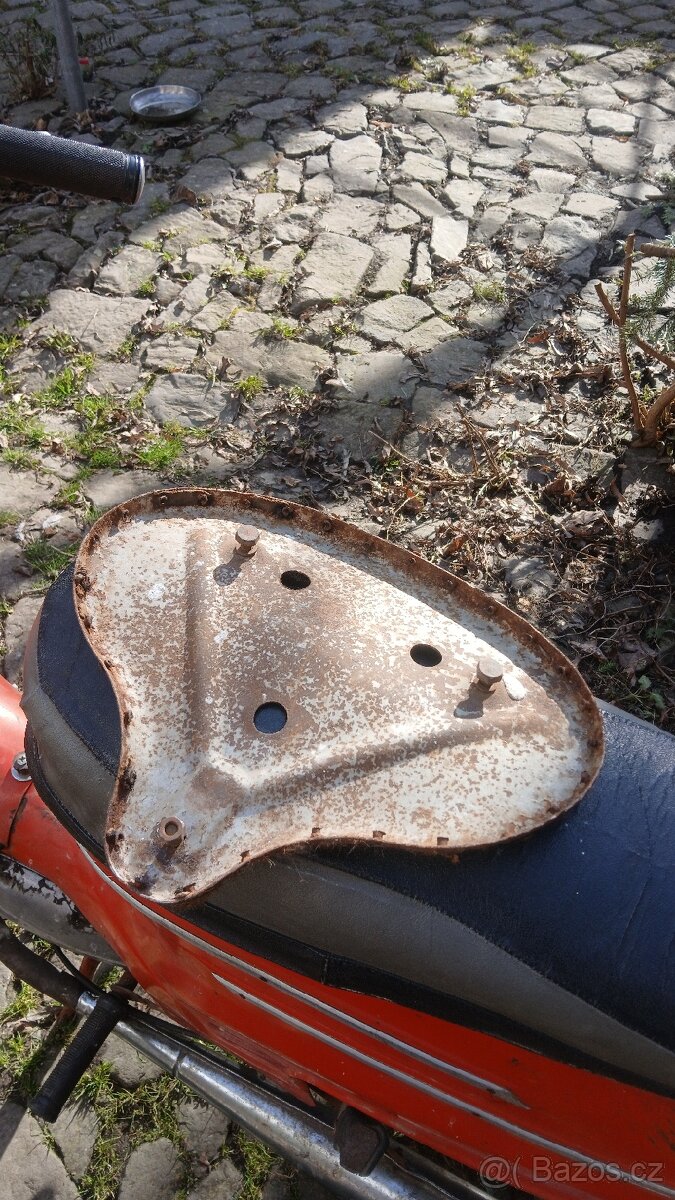 Plech sedla Jawa pérák - 2