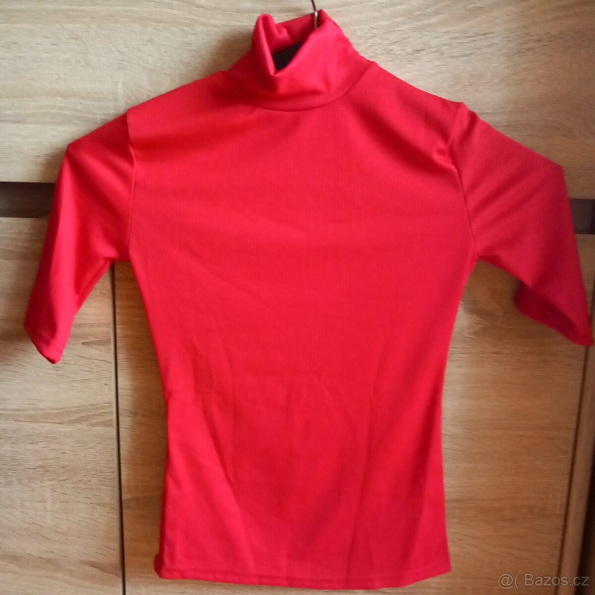 Červené žebrované tričko se stojáčkem - 2