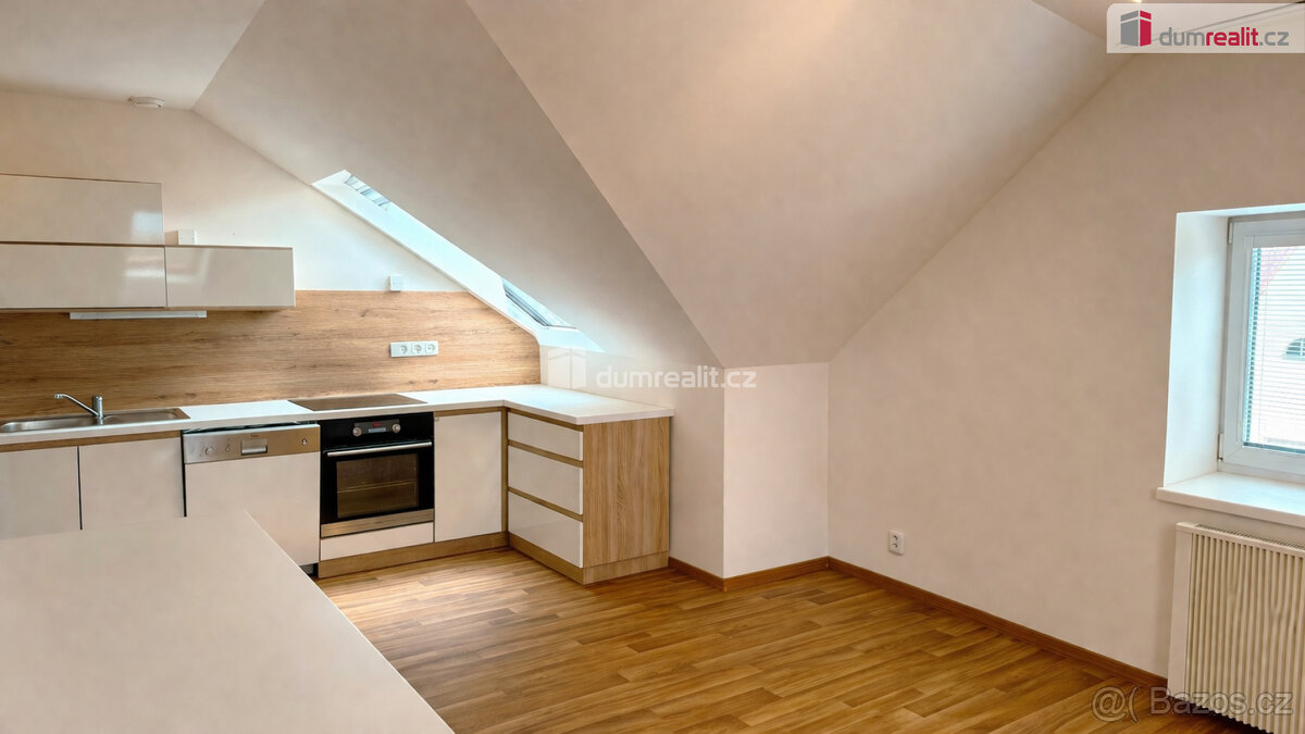 Pronájem podkrovního bytu 2+KK - Kolín - 2