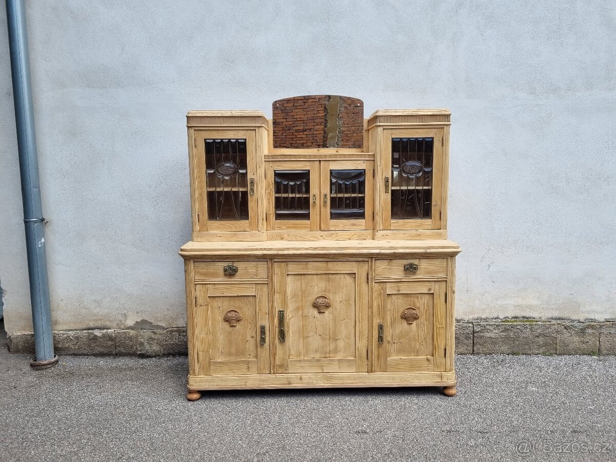 VELICE KRÁSNÁ VELKÁ SMRKOVÁ KREDENC PO RENOVACI - 2