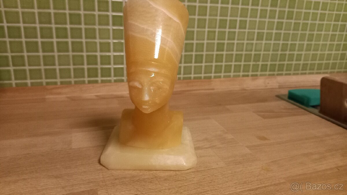 Soška Nefertiti a tři pyramidy - 2