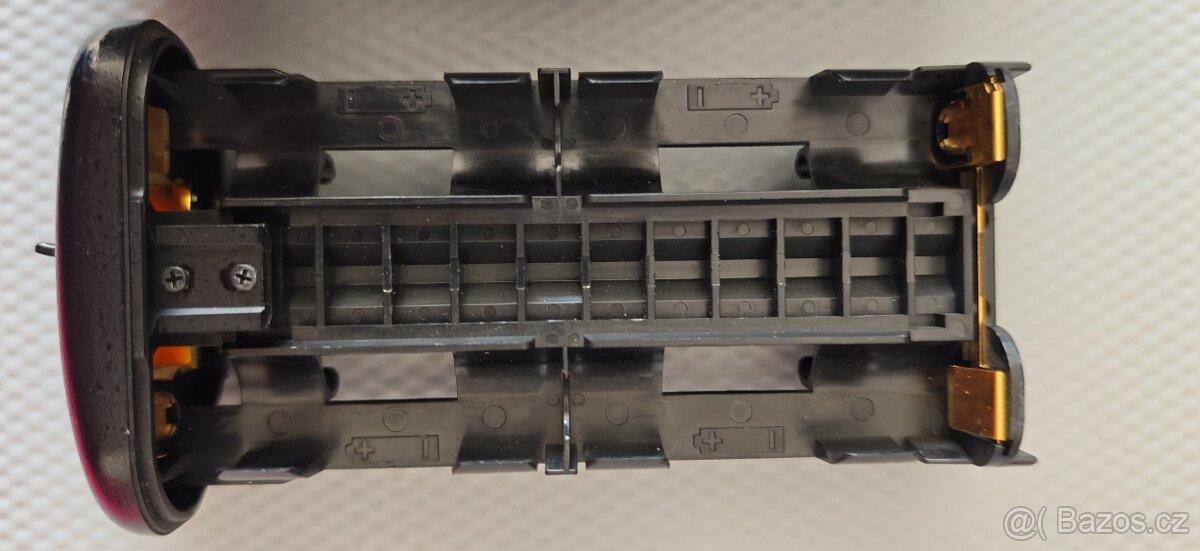 Nikon MB-D10 Battery Hand Grip - 2