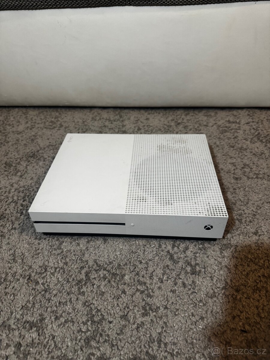 Xbox one s + příslušenství - 2